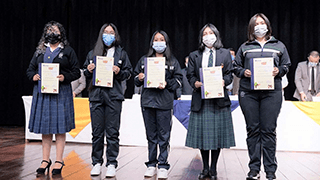 Estudiantes bachilleres recibiendo certificación de los talleres de robótica